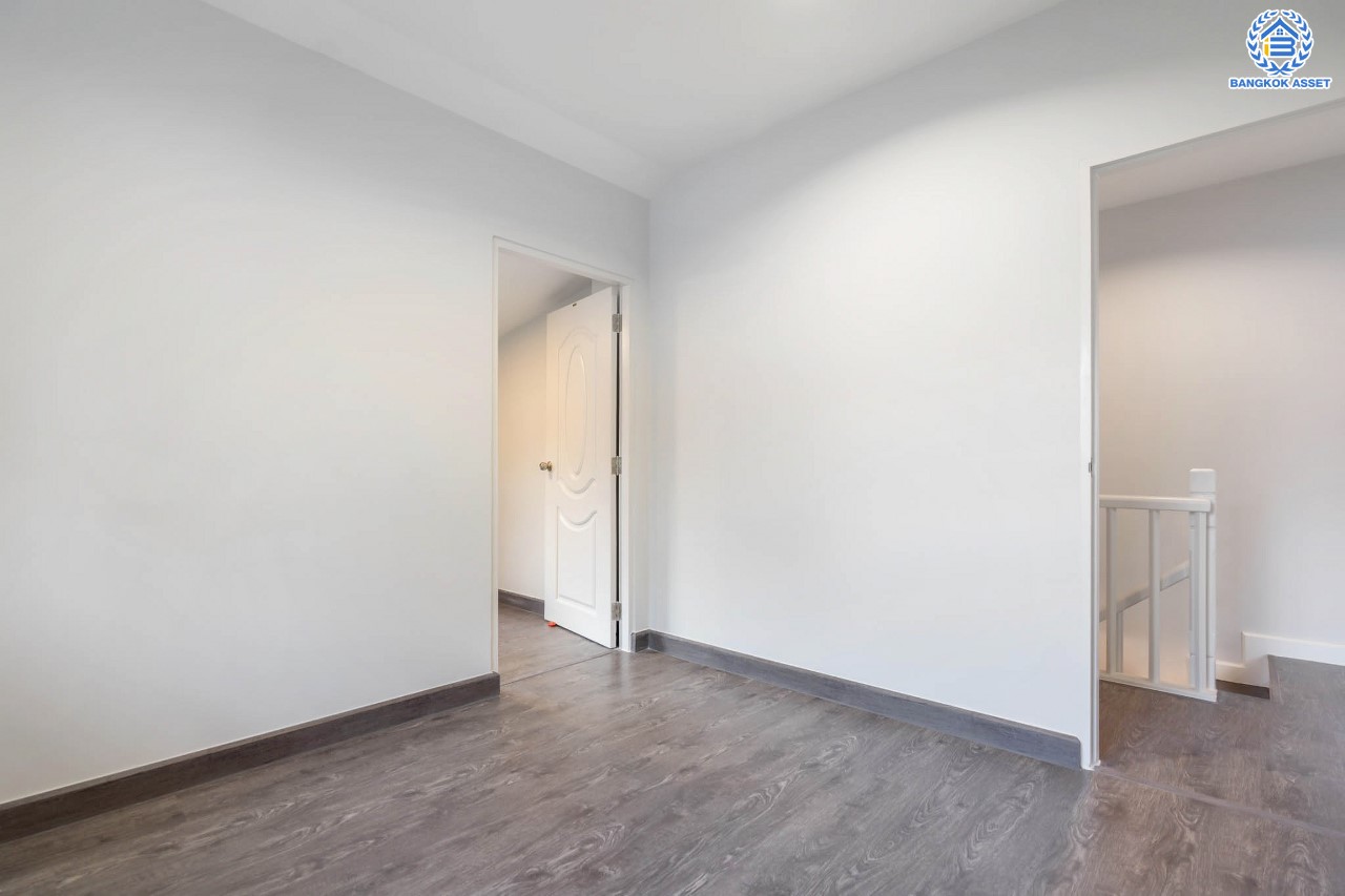 บ้านมือสองตกแต่งใหม่  แบรนด์ LH ม.พฤกษ์ลดา1 บางใหญ่-เซ็นทรัลเวสต์เกต เนื้อที่ 50 ตร.ว. ฟังก์ชัน 3 ห้องนอนพร้อมเชื่อมต่อห้องอเนกประสงค์ 3 ห้องน้ำ 2 ที่จอดรถ บนทำเลเส้นทางสายหลัก "กาญจนาภิเษก" ใกล้เซ็นทรัลเวสต์เกต และเพียง 10 นาทีถึงรถไฟฟ้า "สถานีคลองบางไผ่"